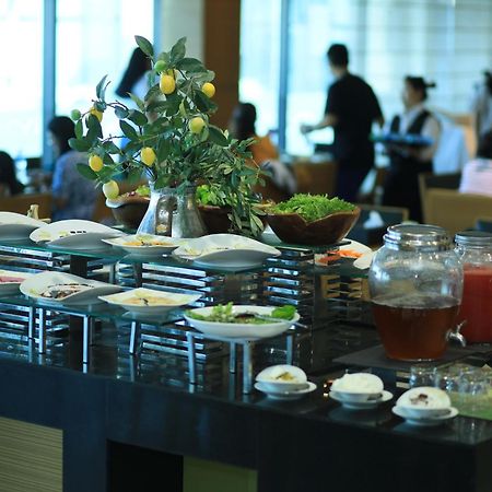 Ramee Grand Hotel And Spa Manama Exteriör bild A buffet at a hotel