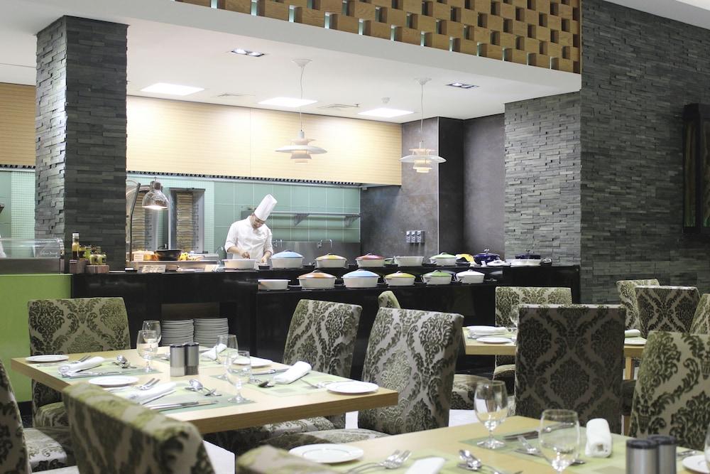 Ramee Grand Hotel And Spa Manama Exteriör bild The restaurant