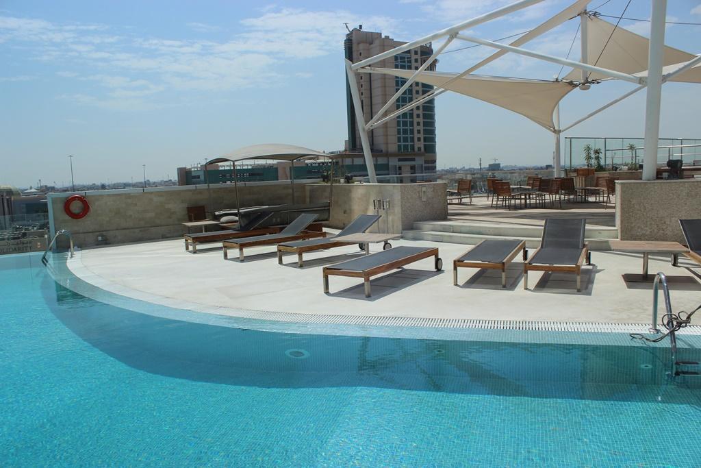 Ramee Grand Hotel And Spa Manama Exteriör bild Rooftop pool