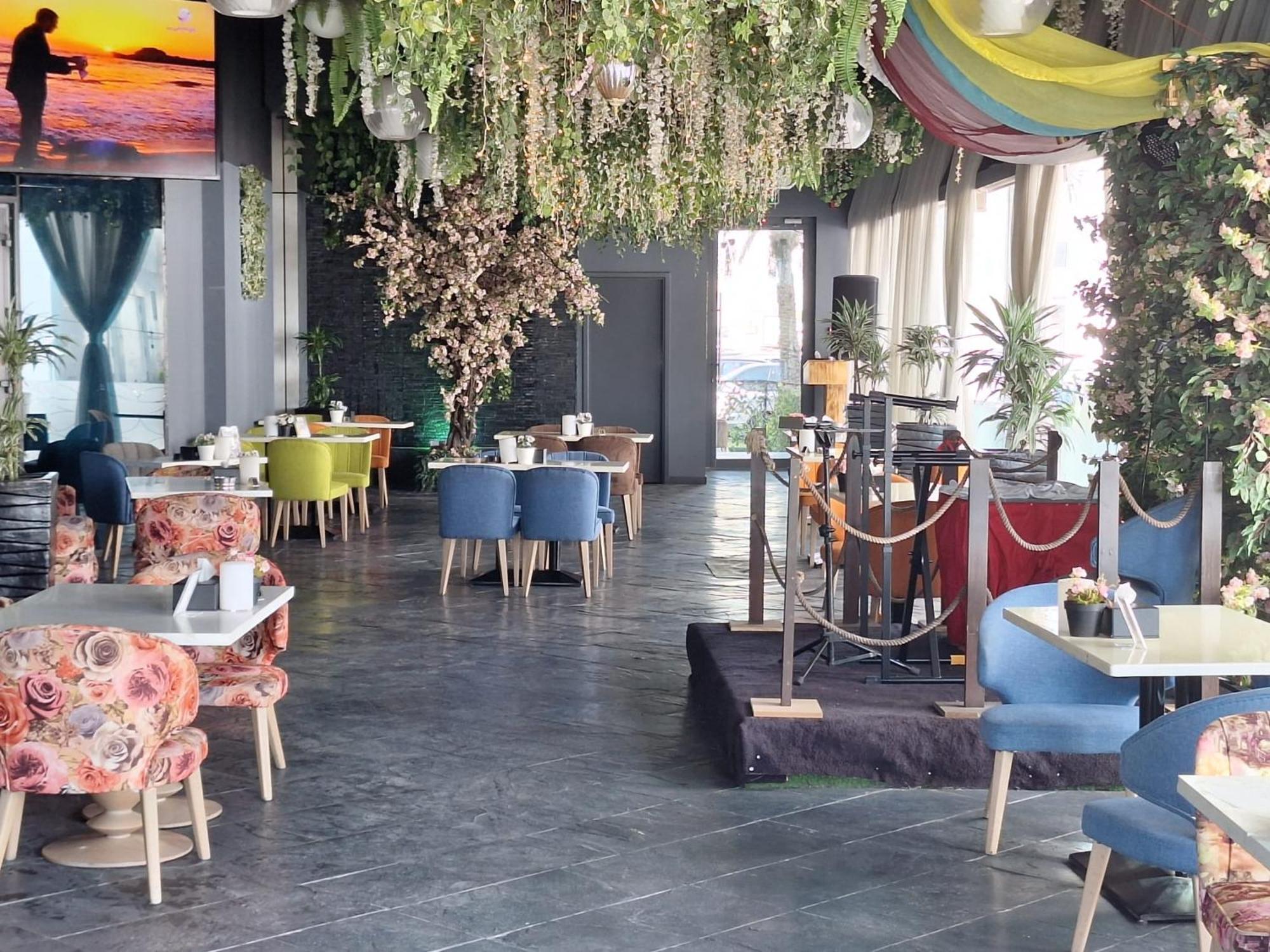 Ramee Grand Hotel And Spa Manama Exteriör bild The interior of the restaurant
