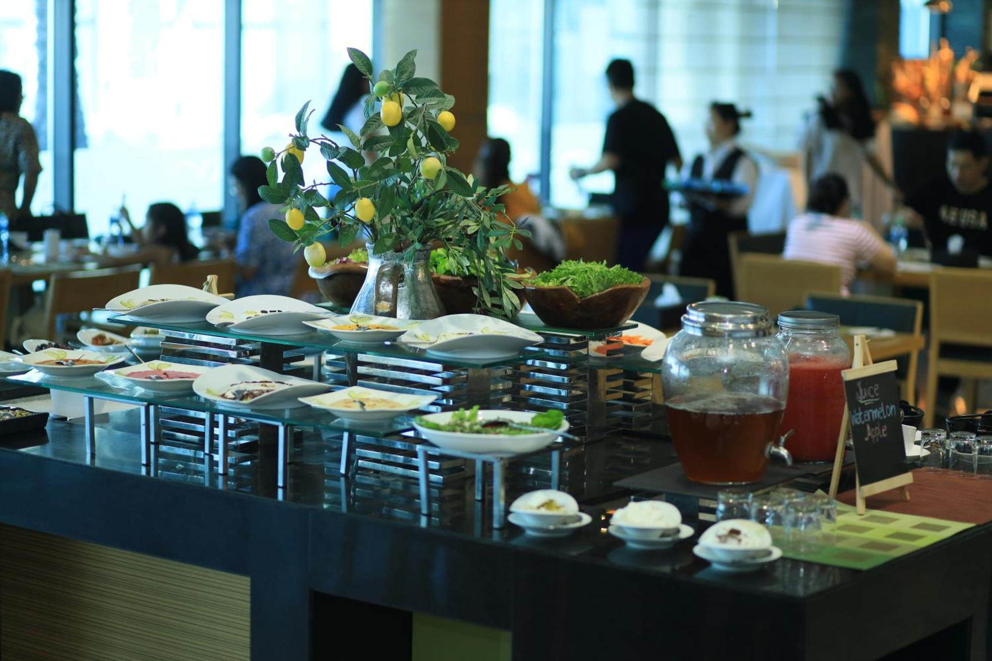 Ramee Grand Hotel And Spa Manama Exteriör bild A buffet at a hotel