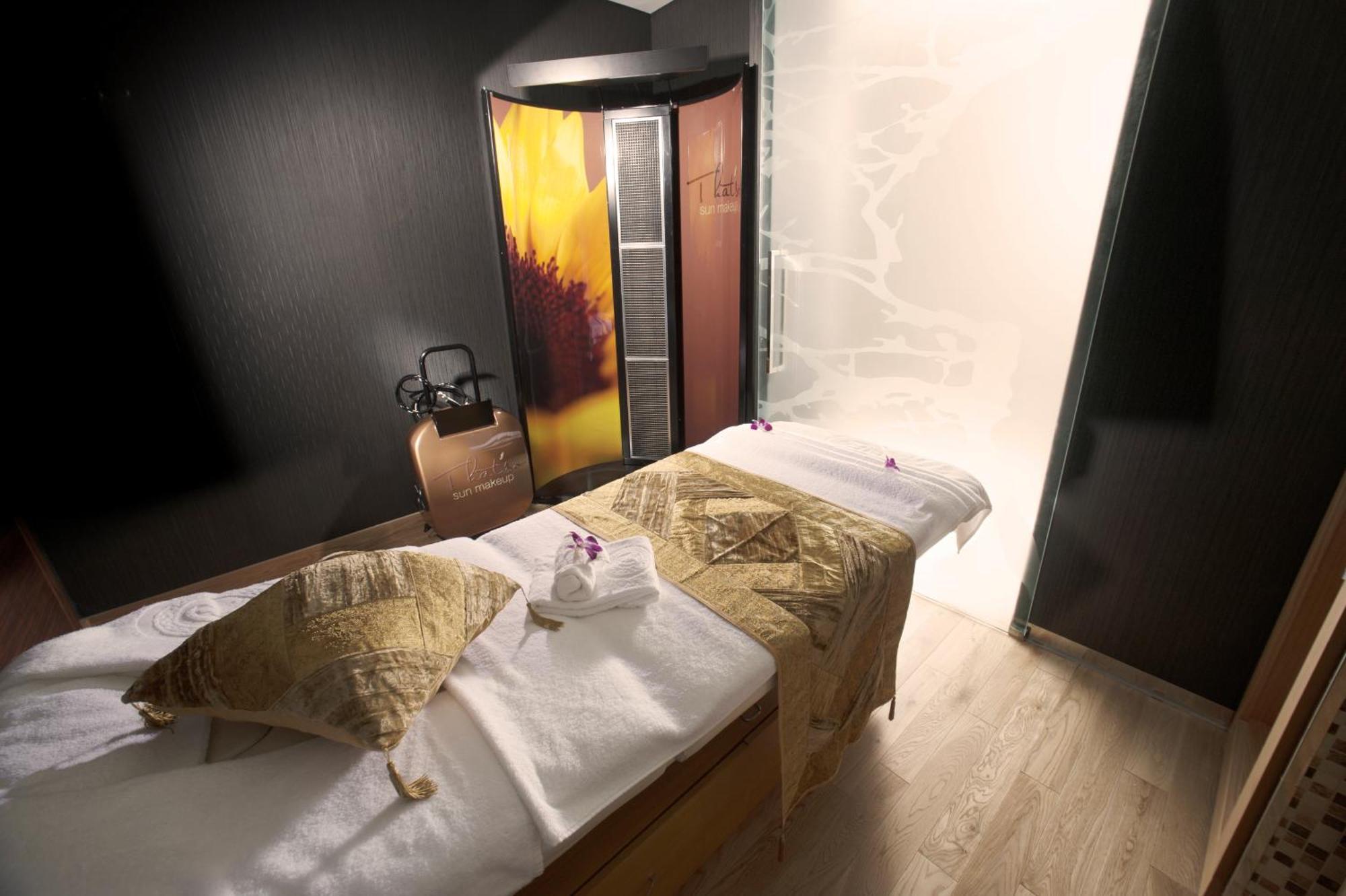 Ramee Grand Hotel And Spa Manama Exteriör bild A spa treatment room