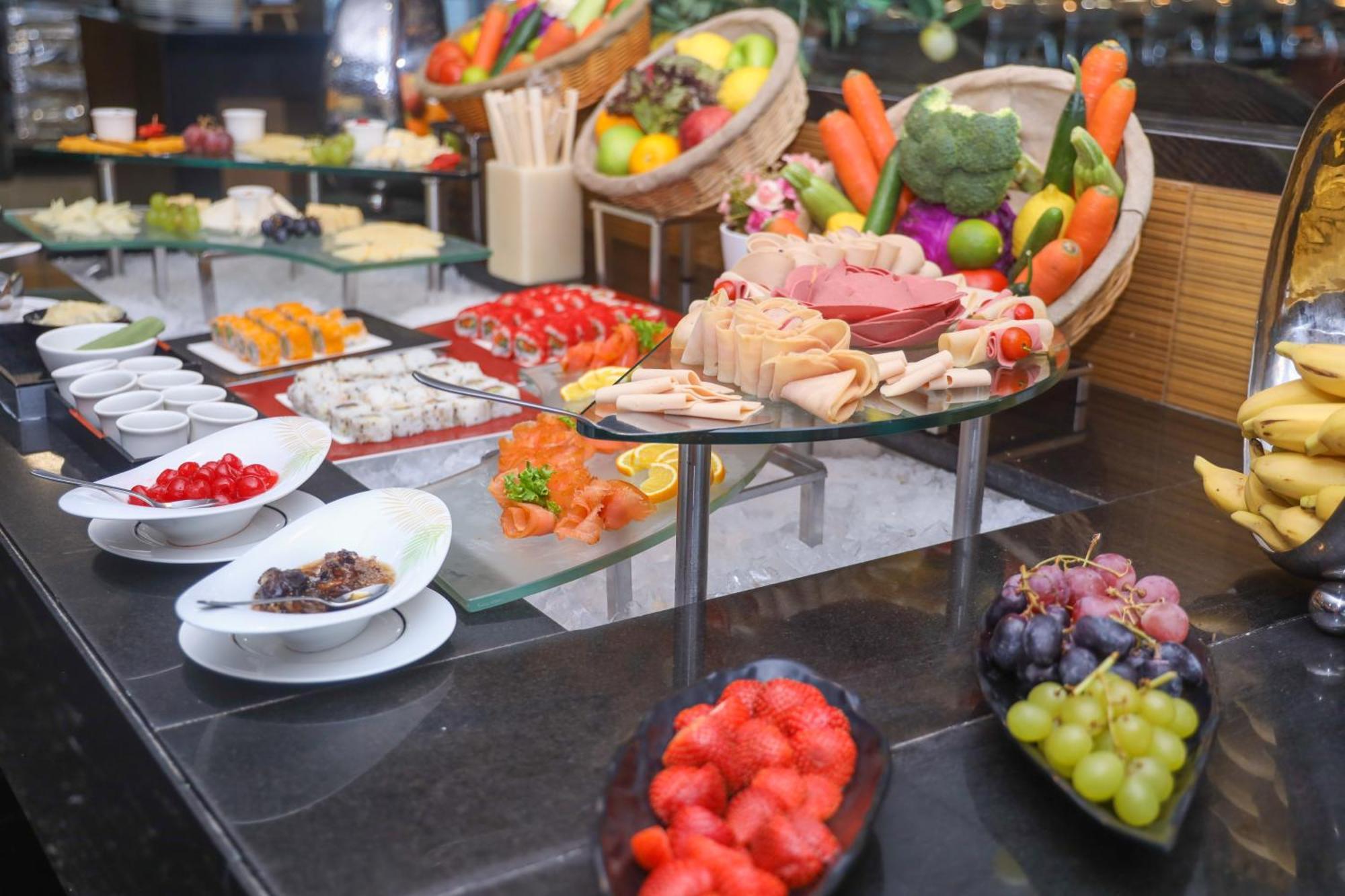 Ramee Grand Hotel And Spa Manama Exteriör bild A buffet at a hotel