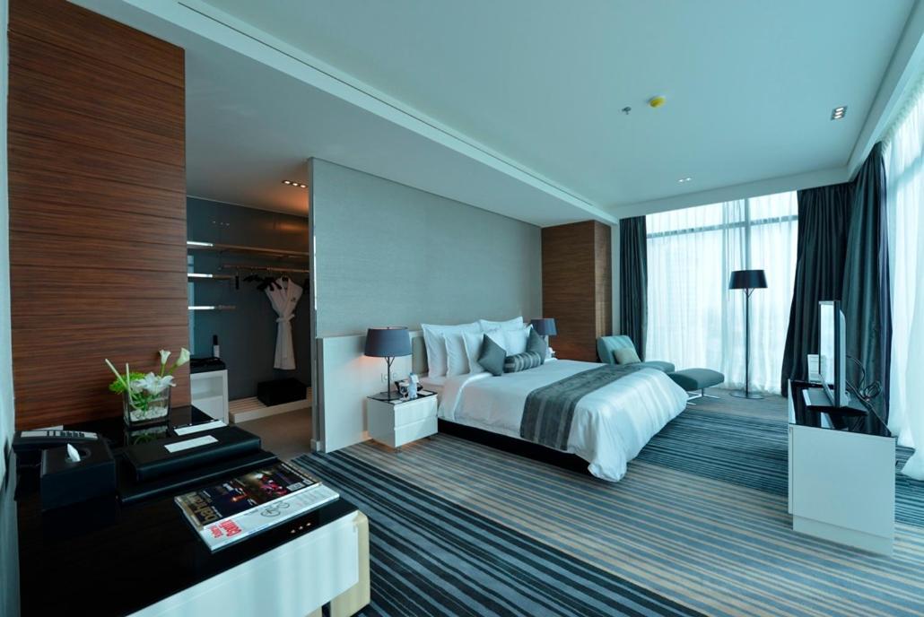 Ramee Grand Hotel And Spa Manama Exteriör bild A bedroom at the hotel