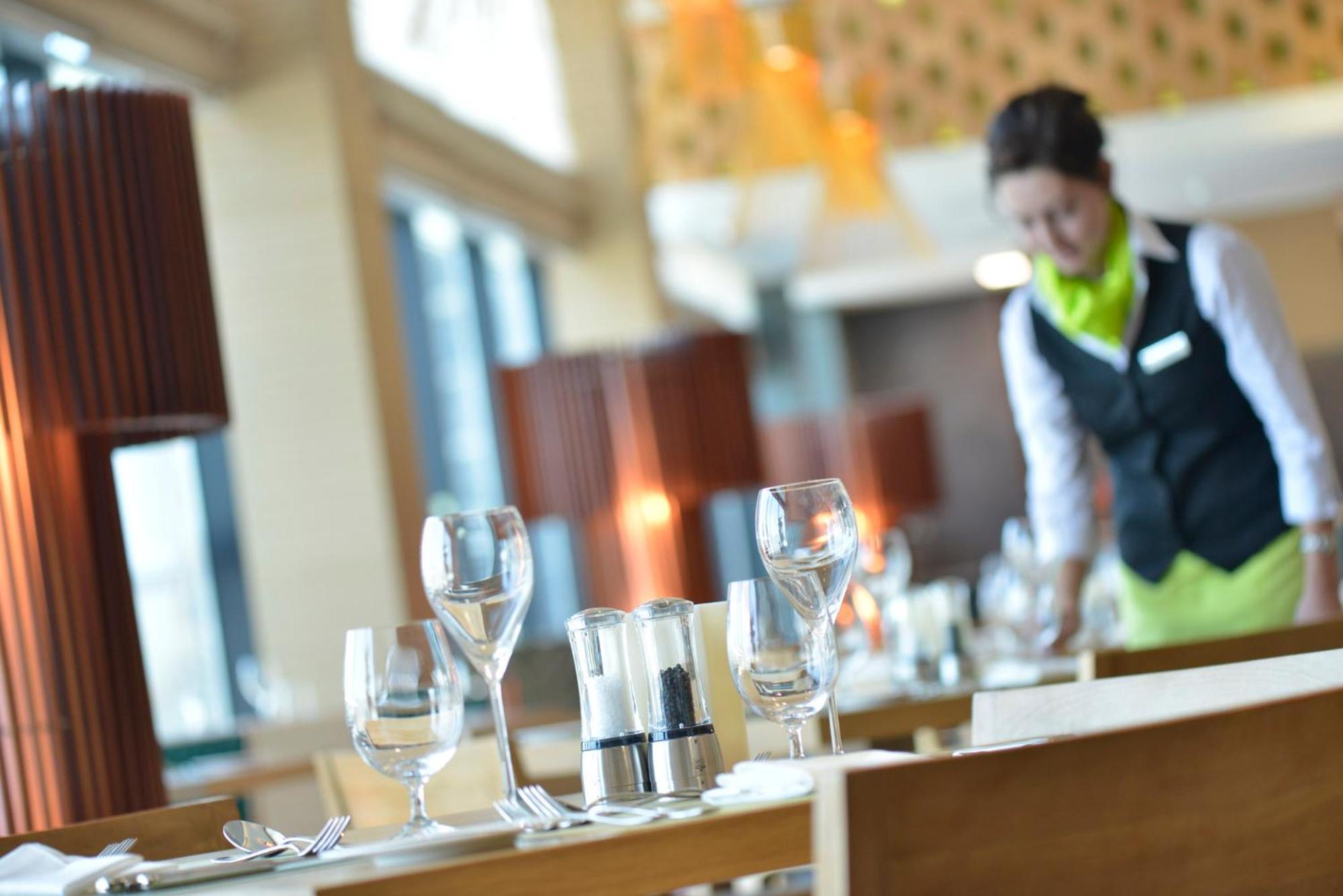 Ramee Grand Hotel And Spa Manama Exteriör bild A restaurant in the airport