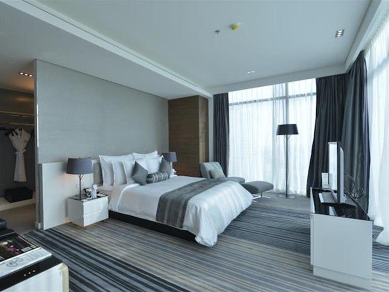 Ramee Grand Hotel And Spa Manama Exteriör bild A bedroom