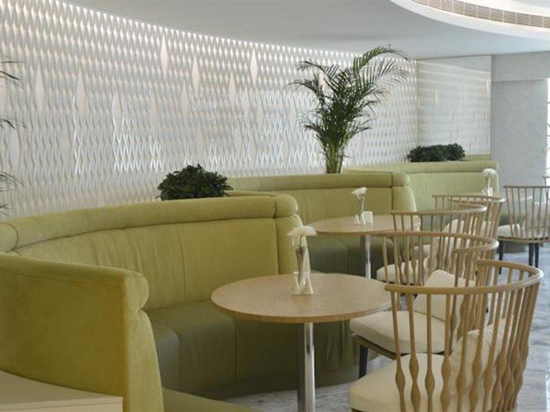 Ramee Grand Hotel And Spa Manama Exteriör bild The interior of the lounge